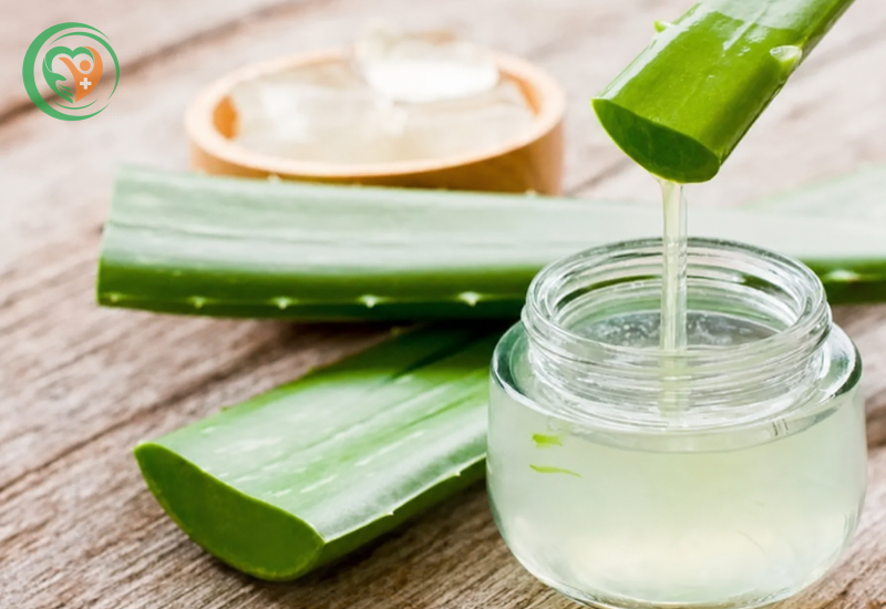 Cấp ẩm và làm dịu vùng da bên ngoài bằng nha đam